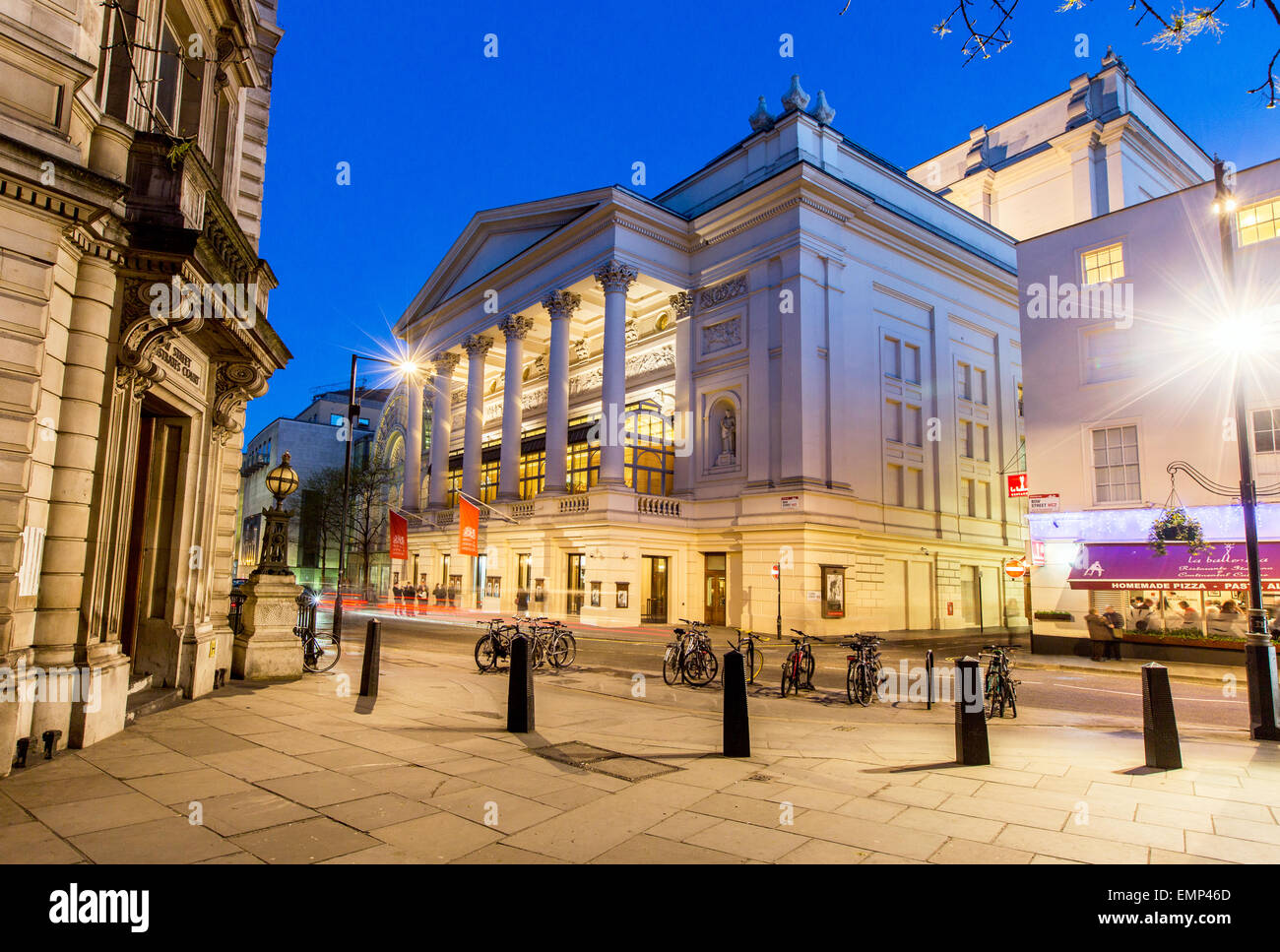 Corte Martlett off Bow Street con la Royal Opera House di notte London REGNO UNITO Foto Stock