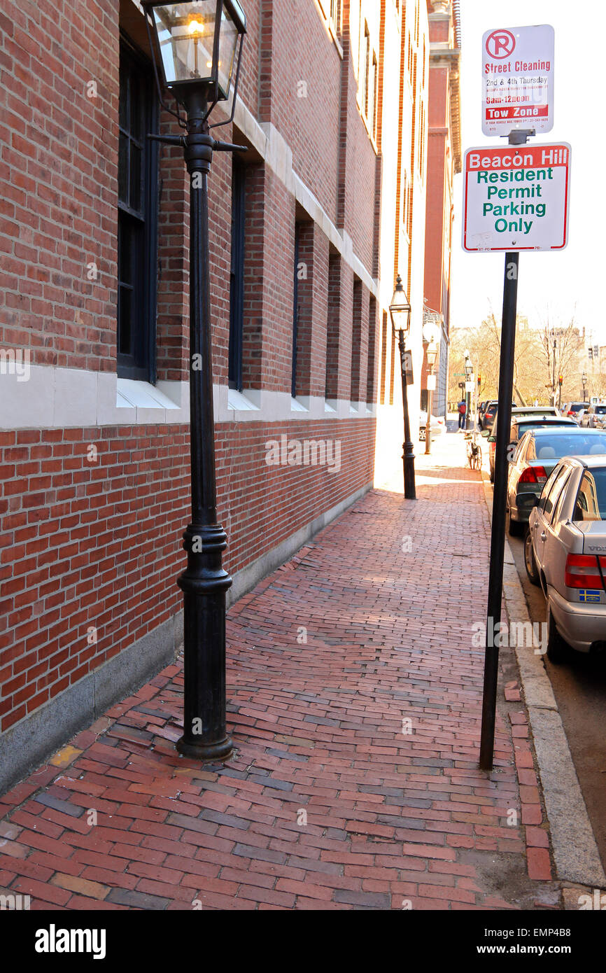 Boston Massachusetts Beacon Hill marciapiede in mattoni con lampione e simbolo di parcheggio. Foto Stock