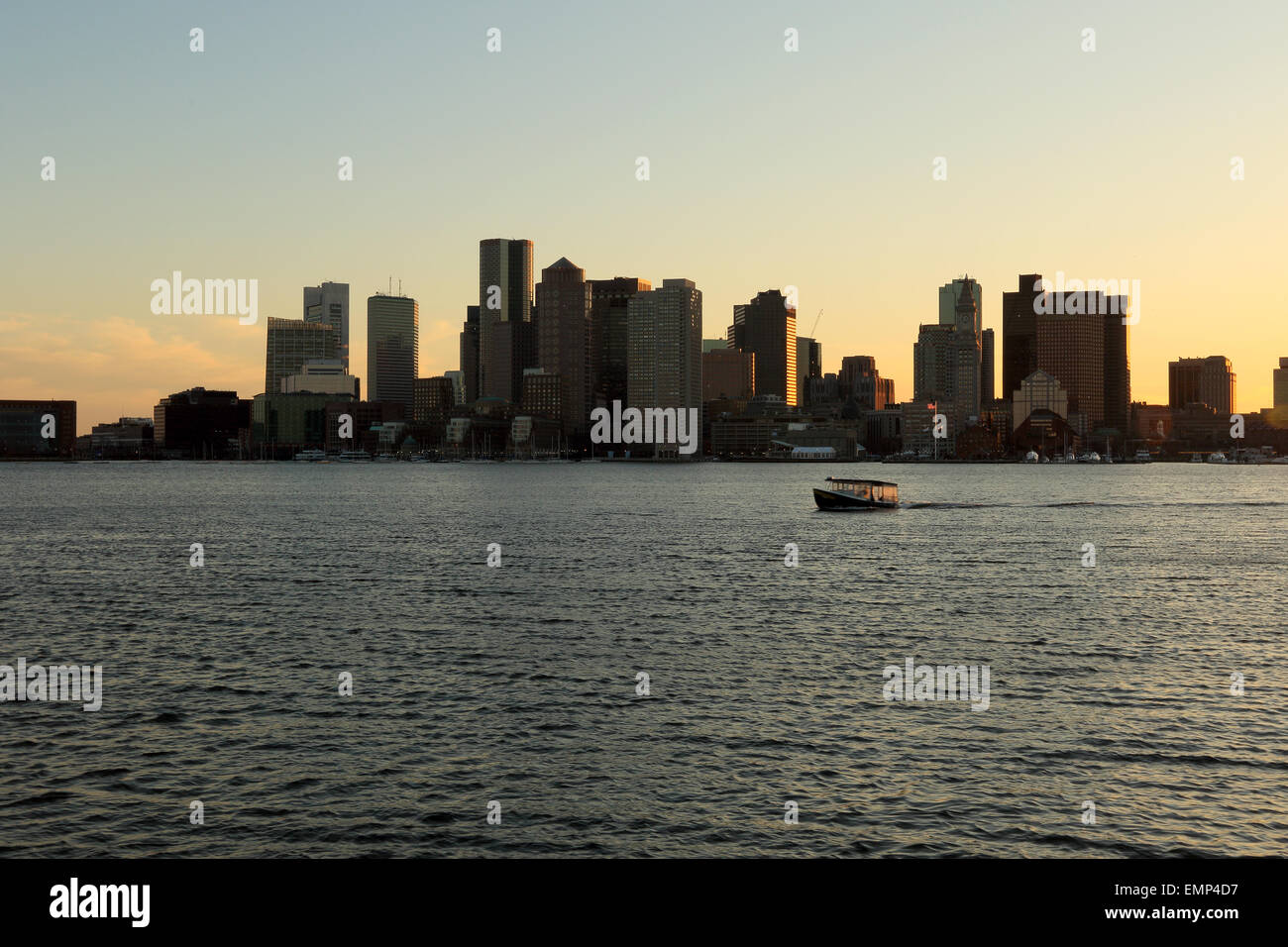 Skyline di Boston durante il tramonto con bellissimo cielo colori riflessi nel porto di Boston. Foto Stock