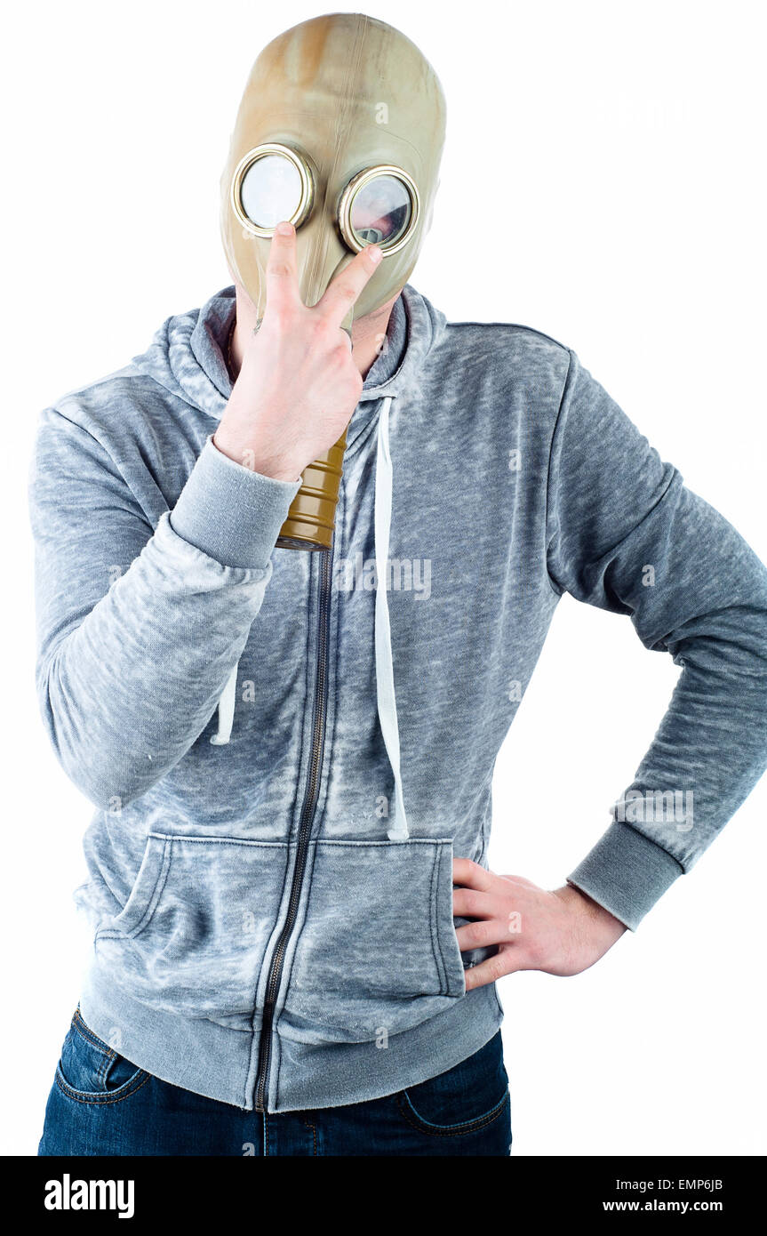Un giovane uomo indossa una maschera a gas isolate su uno sfondo bianco. Foto Stock