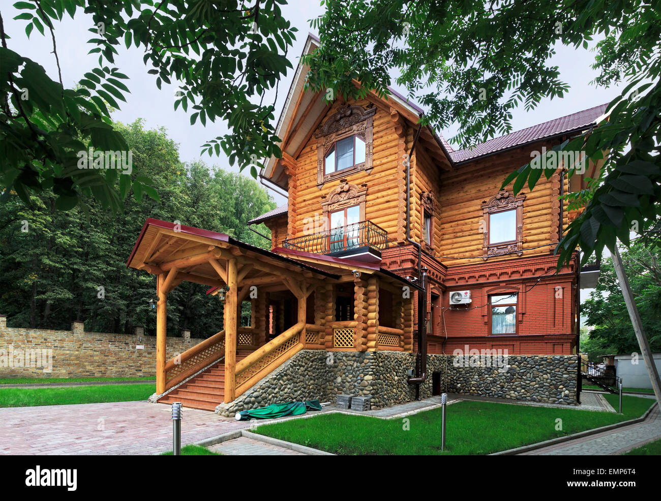 Cottage di legno nel resort Belokuriha. Foto Stock