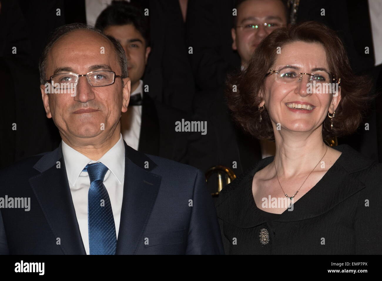 Londra, UK, 22 Aprile 2015 : Ambasciatore turco Abdurrahman Bilgiç e sua moglie con la Turkish Air Force Band presso la sala centrale di Westminster a Londra. Foto di credito: Vedere Li/Alamy Live News Foto Stock