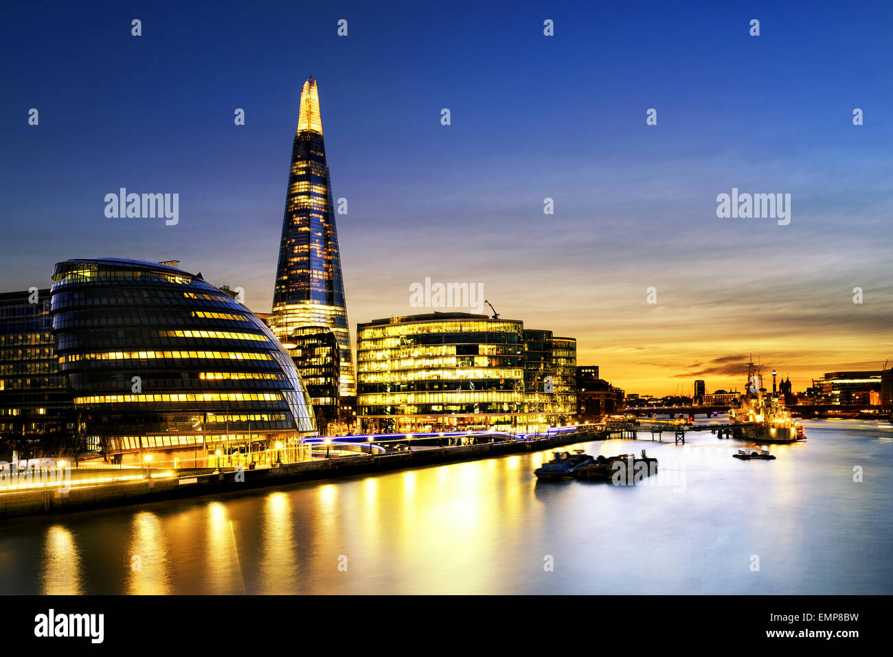Nuovo Municipio di Londra al tramonto, Vista panoramica dal Tamigi Foto Stock