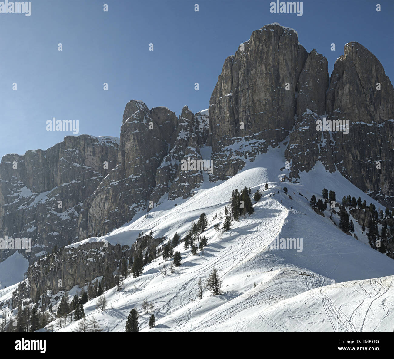 Paesaggio invernale dal Passo Gardena sul Gruppo del Sella, Dolomiti Foto Stock