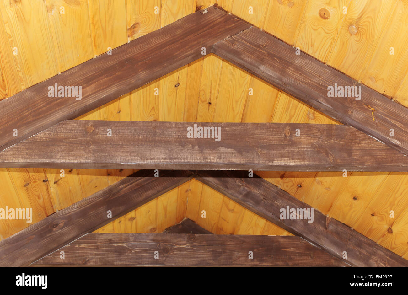 Brown travi a vista in legno bar per la manutenzione del tetto. Foto Stock
