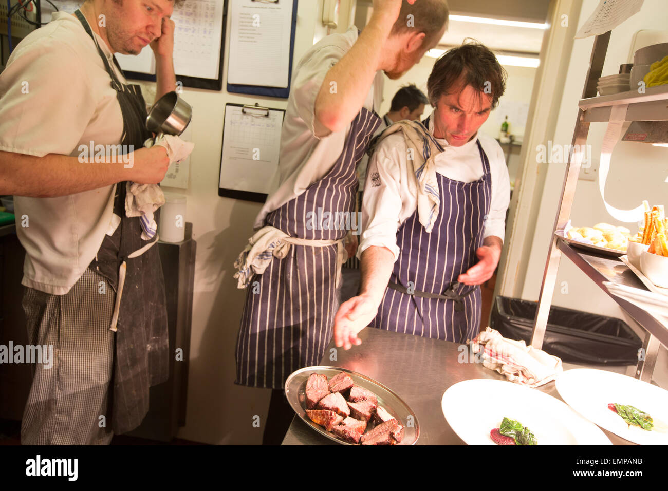 In cucina con James Freeman, chef a Scottish Malt Whisky Society, Edimburgo, Scozia. Foto Stock