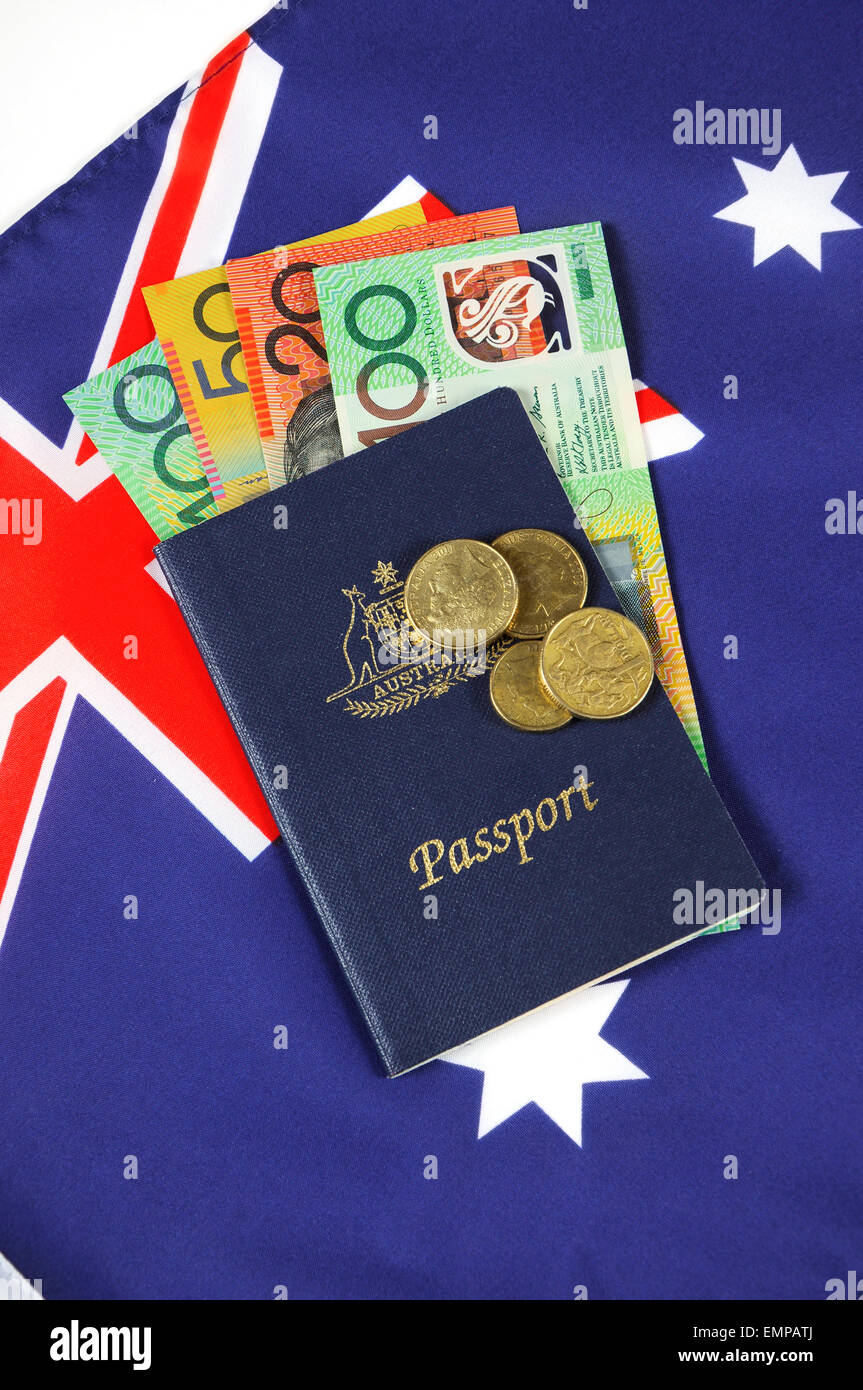 Australian soldi con il passaporto per il concetto di viaggio. Foto Stock