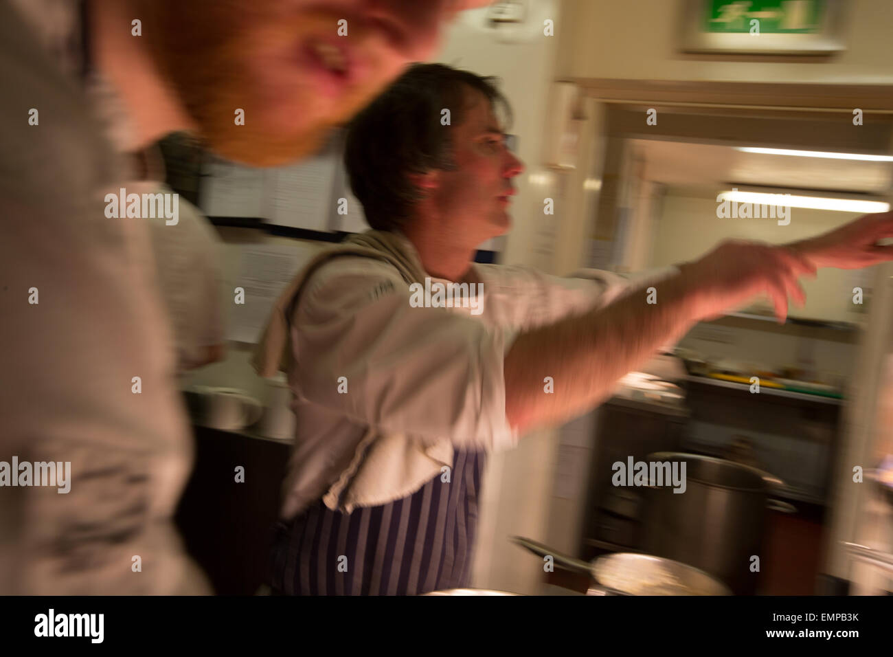 In cucina con James Freeman, chef a Scottish Malt Whisky Society, Edimburgo, Scozia. Foto Stock