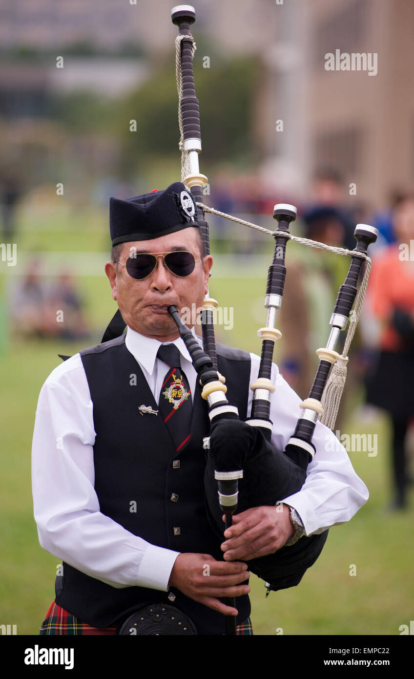 Piper giapponesi in concorrenza, Giapponese Highland Games svoltasi a Kanda University, nei pressi di Tokyo, ottobre 2013. Foto Stock