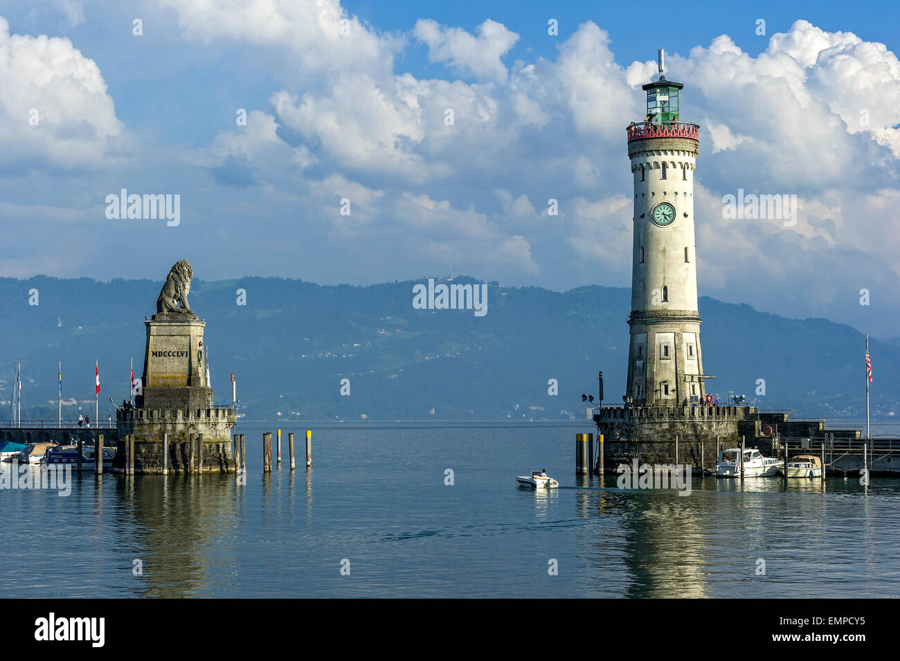 Leone bavarese, nuovo faro all'entrata del porto, porto, sul lago di Costanza Lindau, Svevia, Baviera, Germania Foto Stock