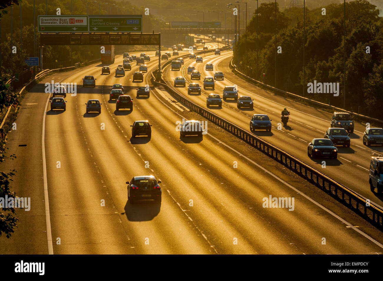 L'A2 a fagiolo kent illuminato dal sole al tramonto con il traffico in entrambe le direzioni Foto Stock
