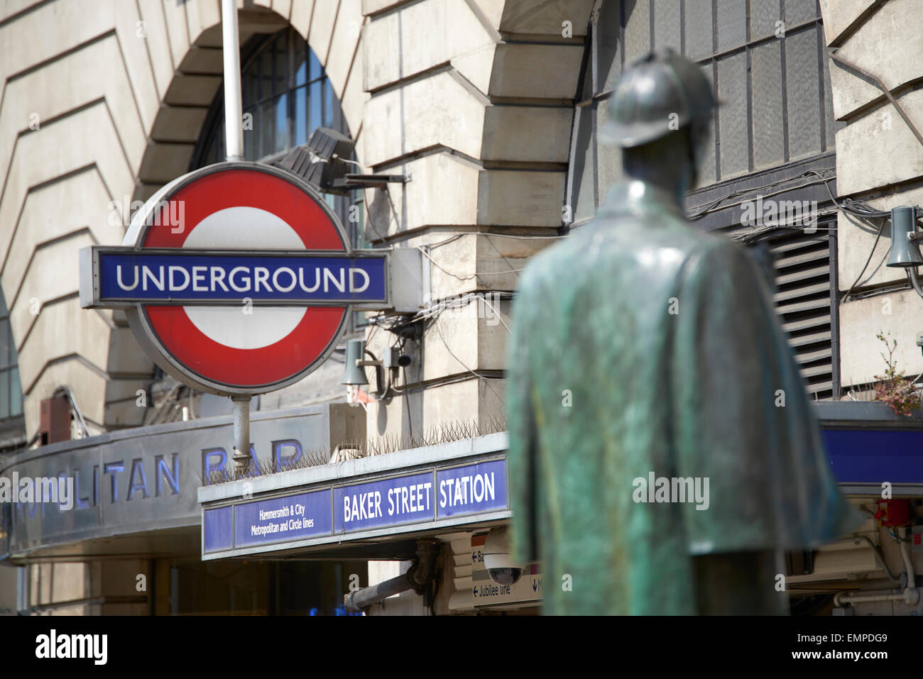 LONDON, Regno Unito - 22 aprile: statua in bronzo di Sherlock Holmes nella parte anteriore della stazione di Baker Street. Aprile 22, 2015 a Londra. La statua w Foto Stock