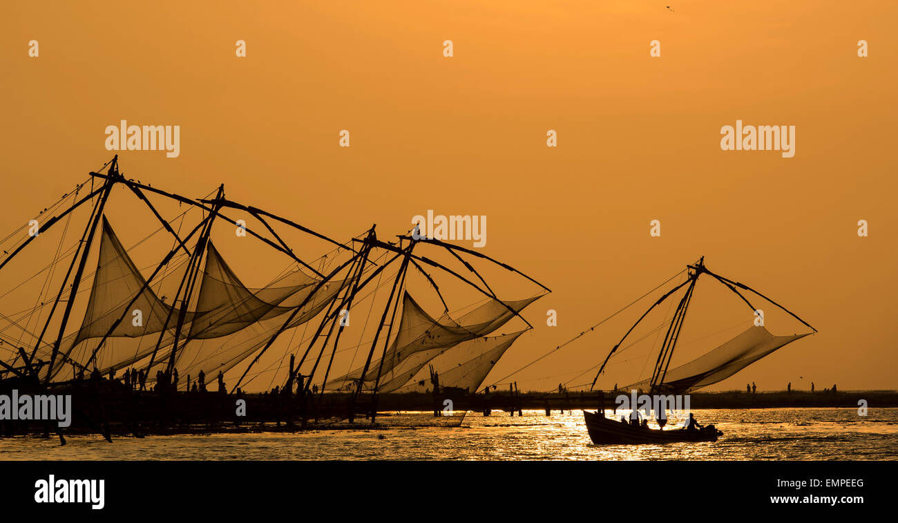 Cinese di reti da pesca, tramonto, Arabian Sea coast, a Kochi, Kerala, nel sud dell'India, India Foto Stock