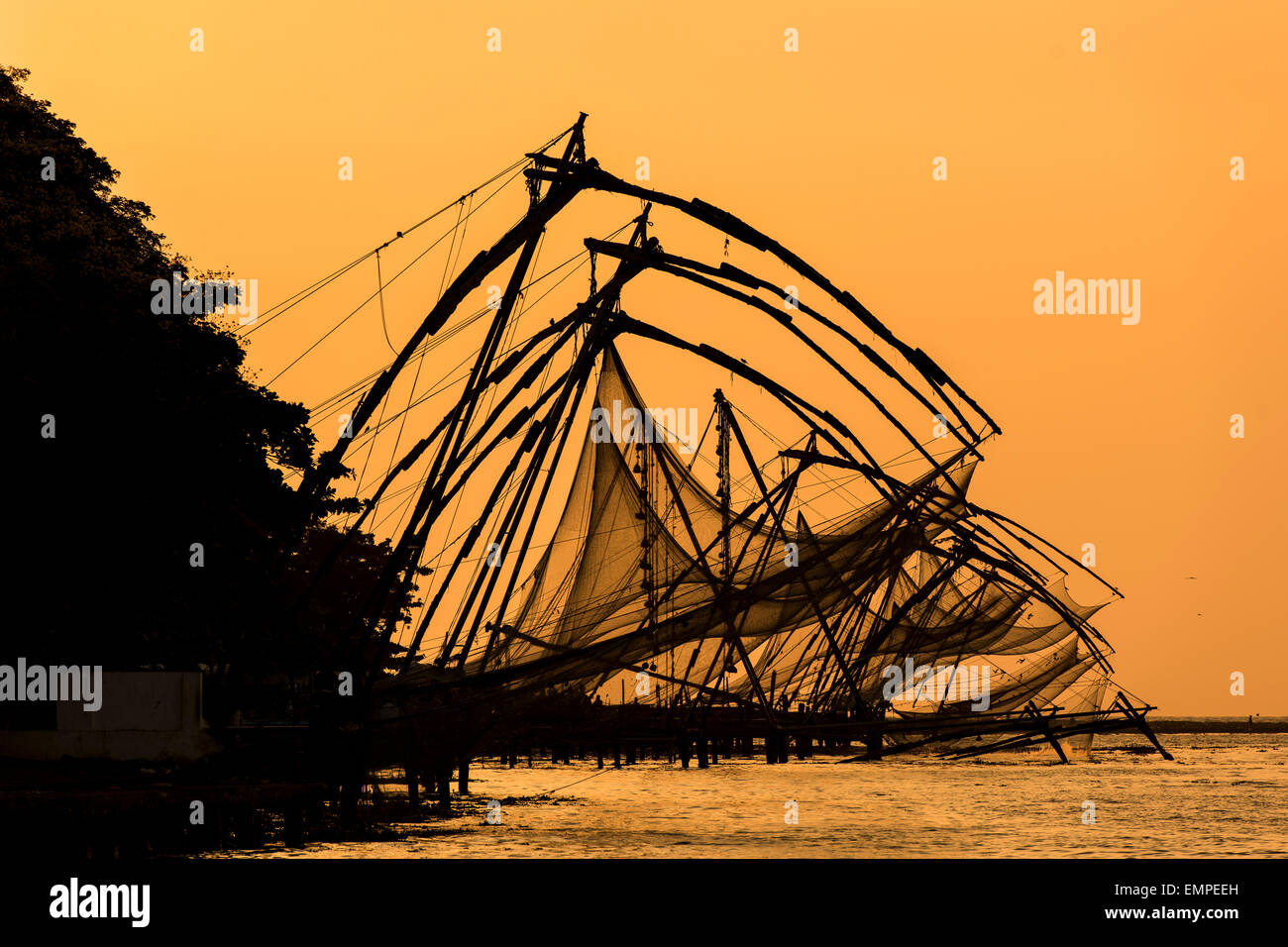 Cinese di reti da pesca, tramonto, Arabian Sea coast, a Kochi, Kerala, nel sud dell'India, India Foto Stock