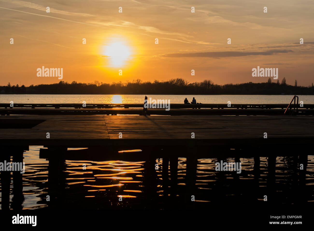 Tramonto sul ponte sul lago di Palic nel nord della Serbia. Foto Stock