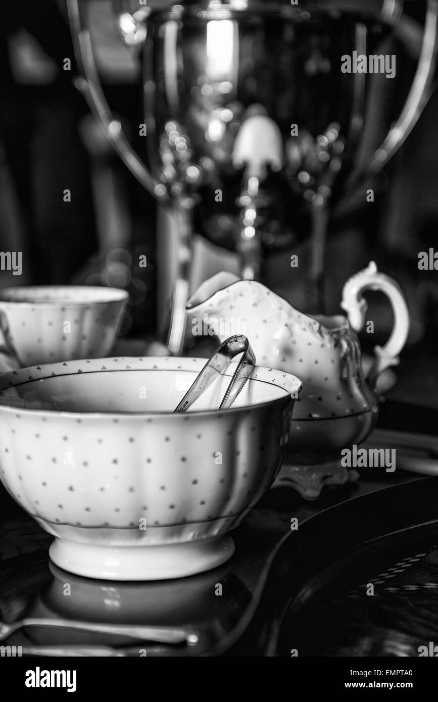 Xviii secolo tazze e piattini su legno intarsiato vassoio in bianco e nero Foto Stock