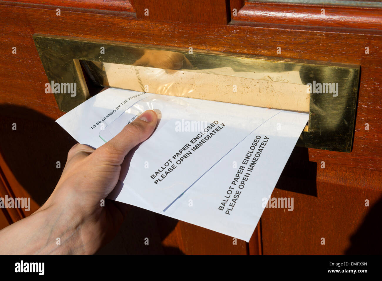 Padroni di casa che hanno scelto di votare per posta sono ora a ricevere le loro schede elettorali per il 2015 elezioni generali:, Telford Shropshire, Inghilterra, Regno Unito: Mercoledì 23 Aprile 2015. Foto Stock