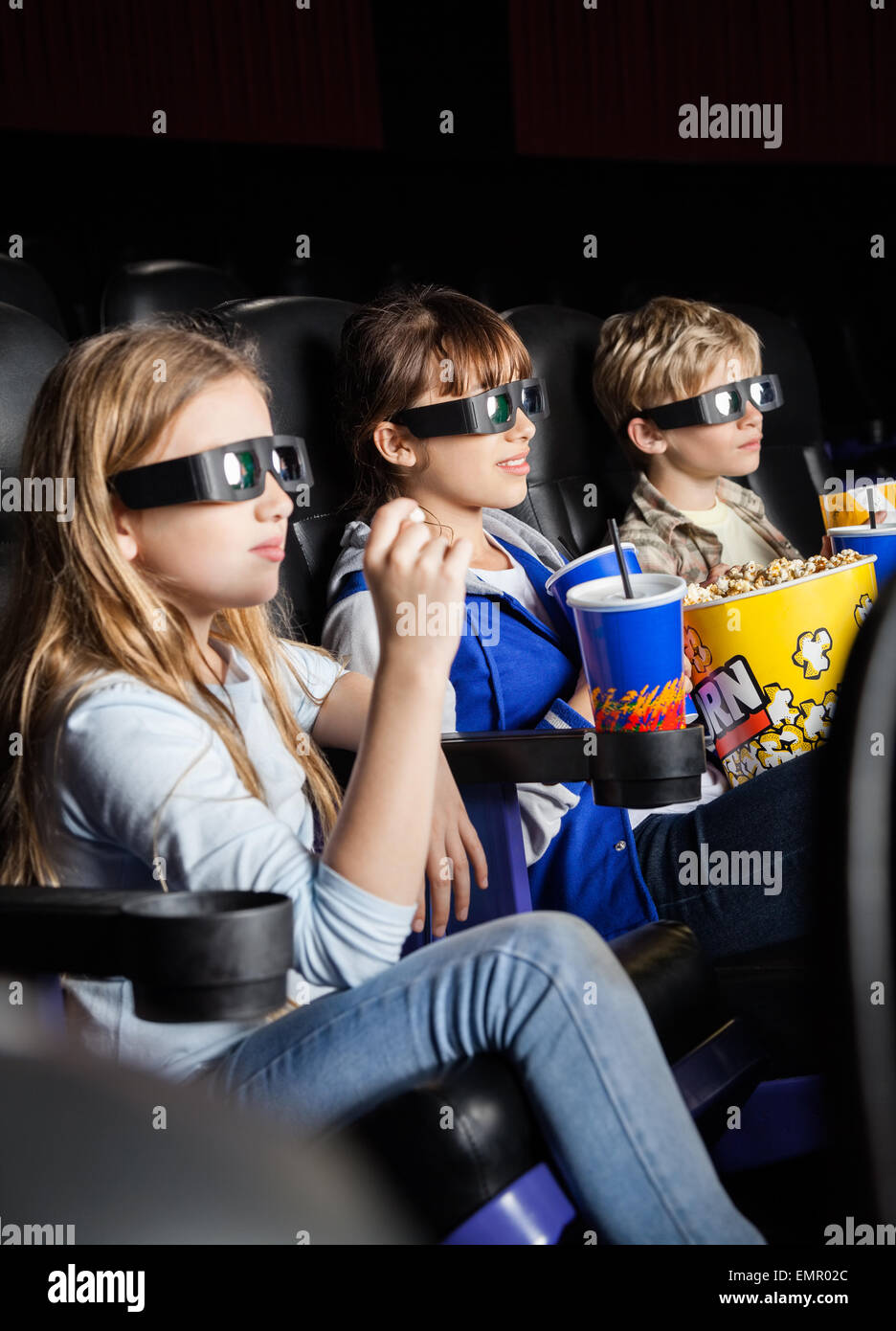 I bambini la visione di film in 3d in teatro Foto Stock