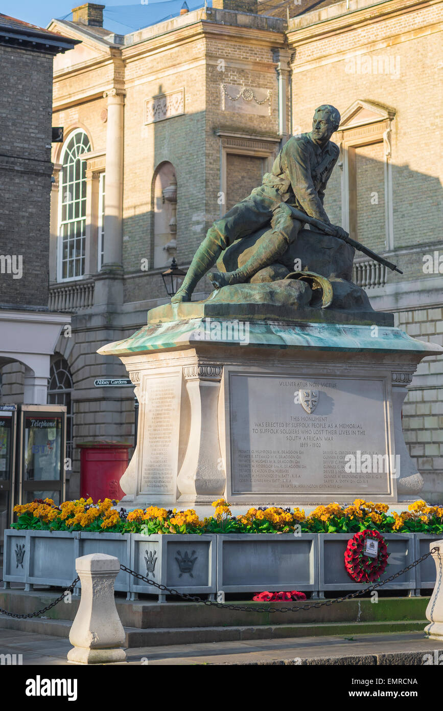 Monumento alla guerra britannica, vista di un monumento ai soldati di Suffolk che combatté e morì nella guerra del Boer, Bury St. Edmunds, Suffolk, Regno Unito Foto Stock