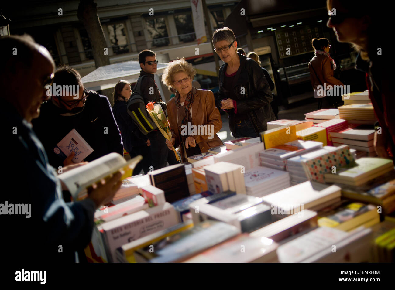 Le persone che ricercano prenota stallo nelle strade di Barcellona. Foto Stock