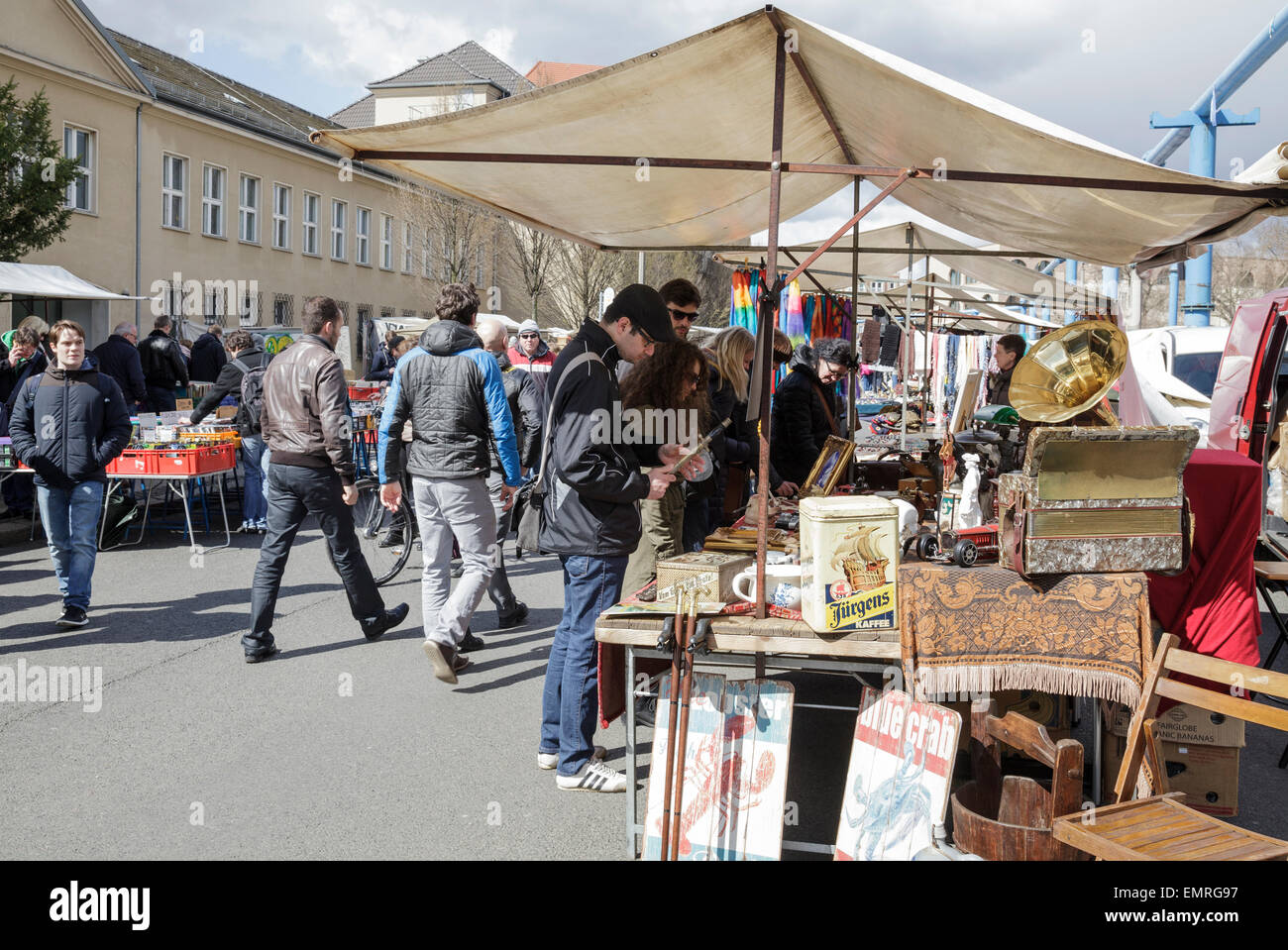 Mercato delle pulci sulla isola dei musei di Berlino, Germania Foto Stock