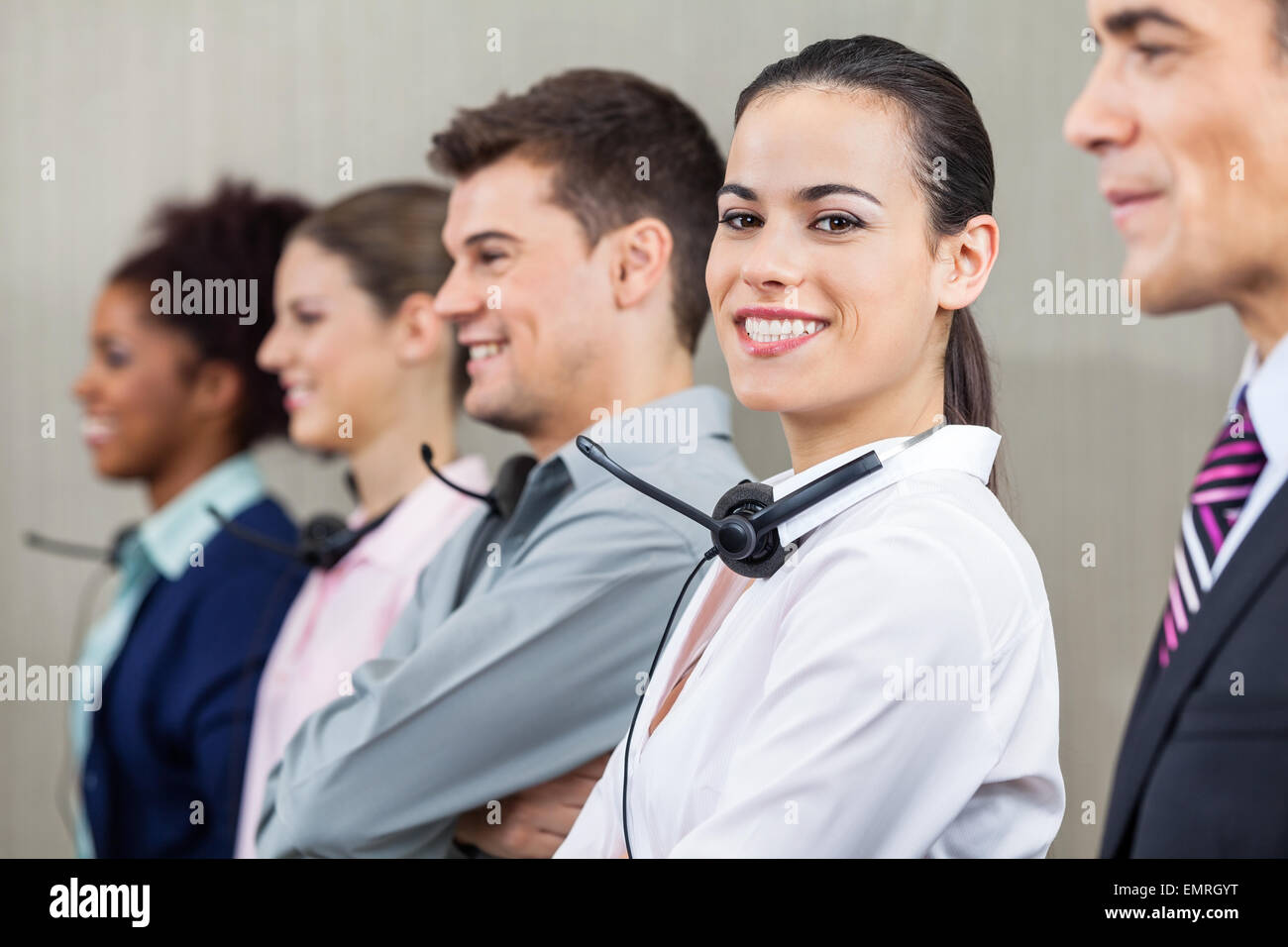 Rappresentante del servizio clienti in piedi con i colleghi e man Foto Stock