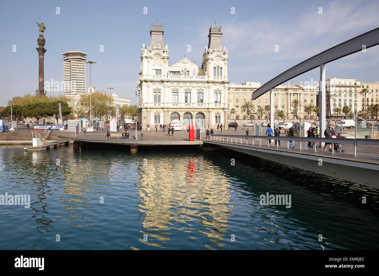 La Rambla de Mar con vista al Mirador de Colom, Barcellona, in Catalogna, Spagna Foto Stock