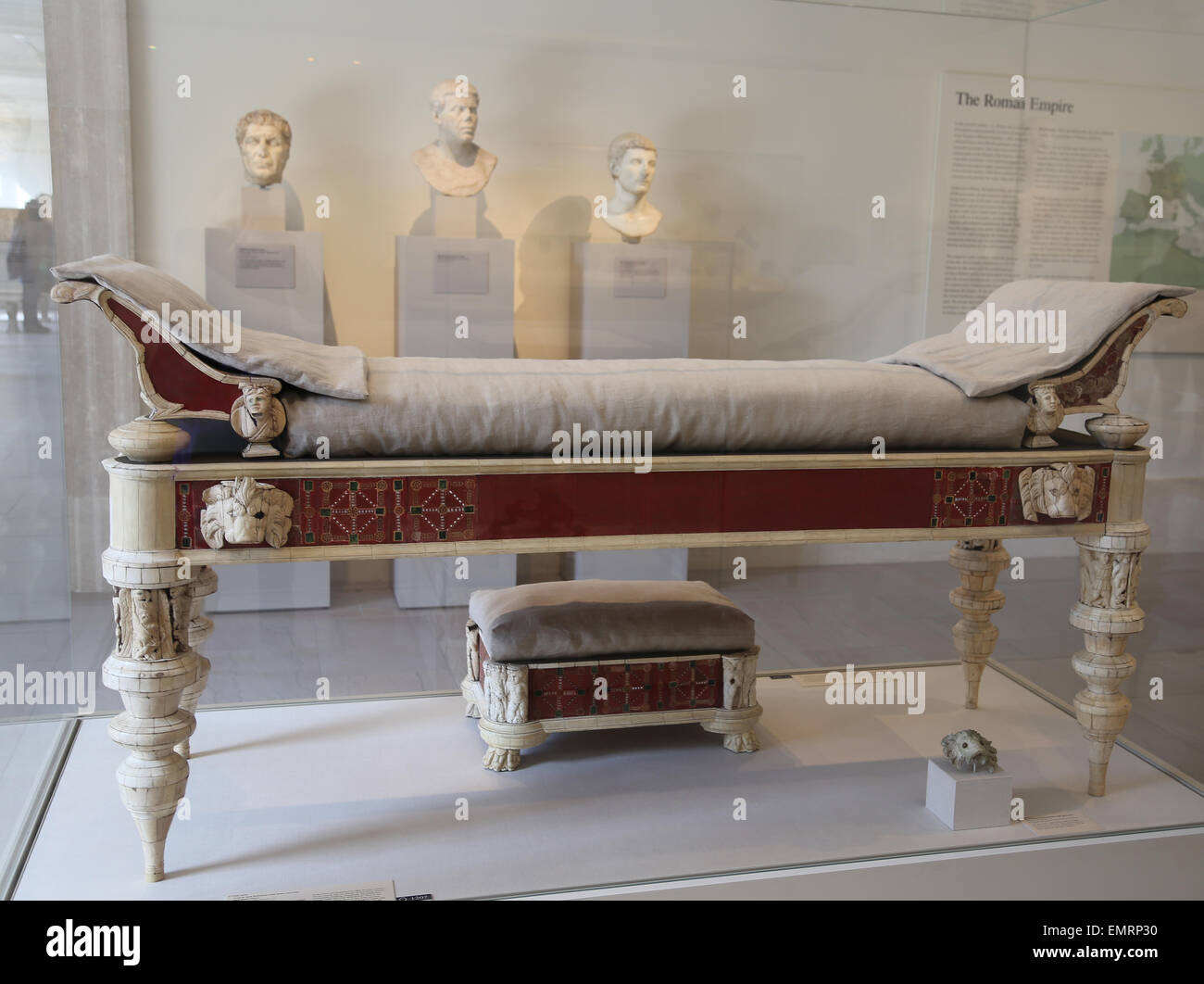 Mobilio romano. Il lettino e lo sgabello dei piedi di intaglio di ossa e intarsi di vetro. Ii secolo D.C. Da Roma. Metropolitan Museum. New York, Stati Uniti Foto Stock Mobilio romano. Il lettino e lo sgabello dei piedi di intaglio di ossa e intarsi di vetro. Ii secolo D.C. Da Roma. Metropolitan Museum. New York, Stati Uniti Foto Stock
