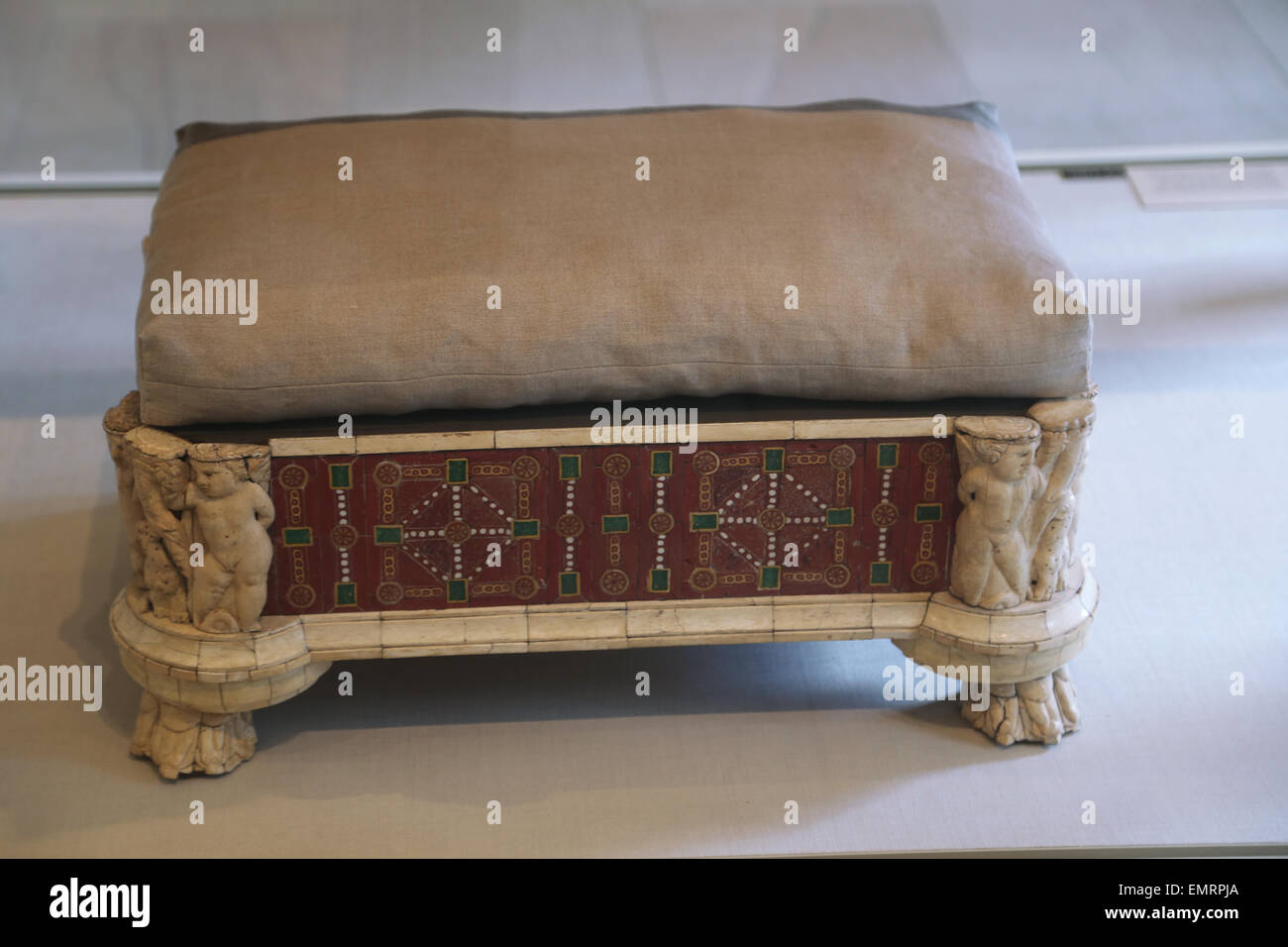 Mobilio romano. Il lettino e lo sgabello dei piedi di intaglio di ossa e intarsi di vetro. Ii secolo D.C. Da Roma. Metropolitan Museum. New York, Stati Uniti Foto Stock Mobilio romano. Il lettino e lo sgabello dei piedi di intaglio di ossa e intarsi di vetro. Ii secolo D.C. Da Roma. Metropolitan Museum. New York, Stati Uniti Foto Stock