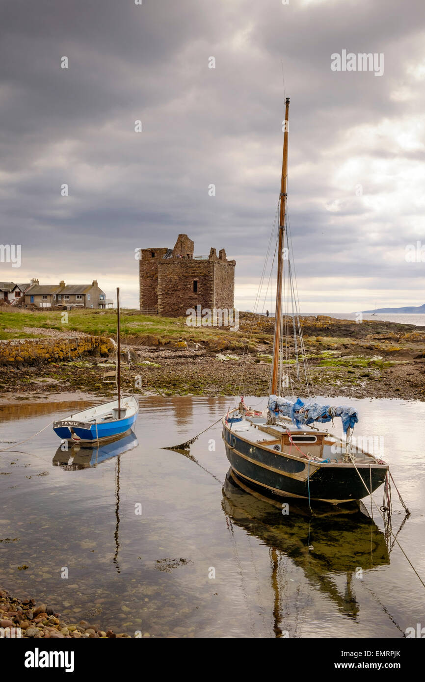 Il castello di Portencross sull'Ayrshire costa della Scozia con barche a vela nel porto. Regno Unito Foto Stock