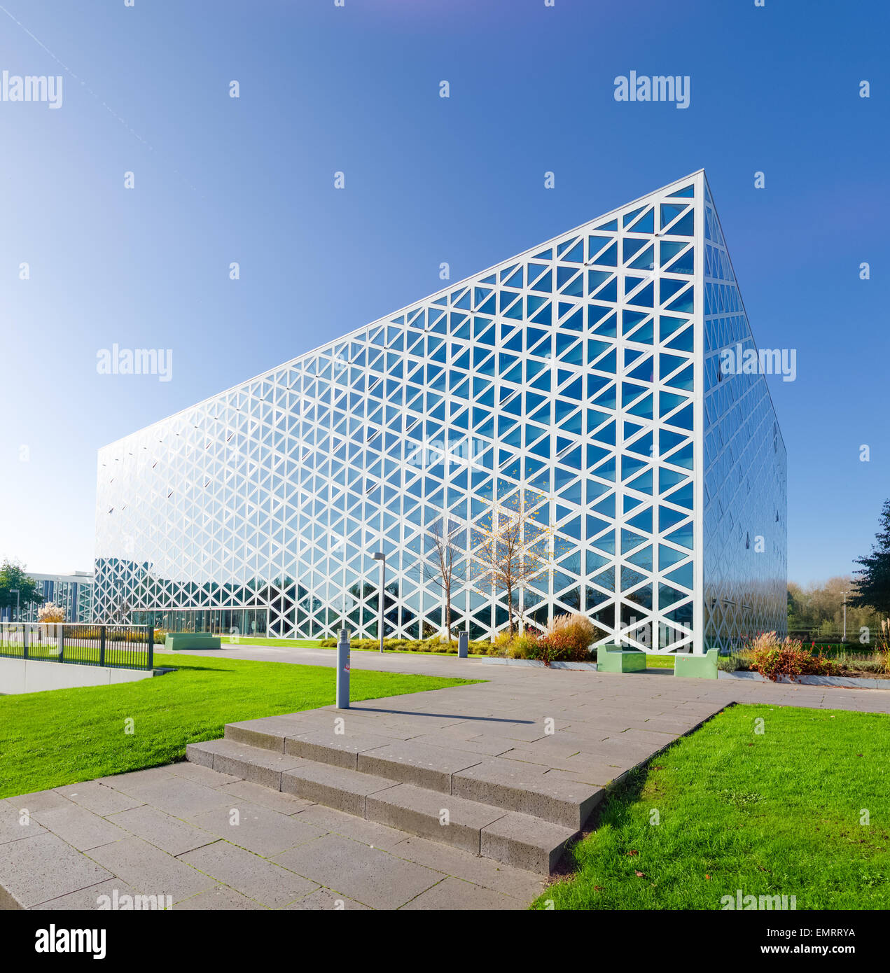 Esterno di un moderno edificio scolastico a Zwolle, Paesi Bassi. Nel 2011, la X-edificio fu scelto come edificio dell'anno nel e Foto Stock