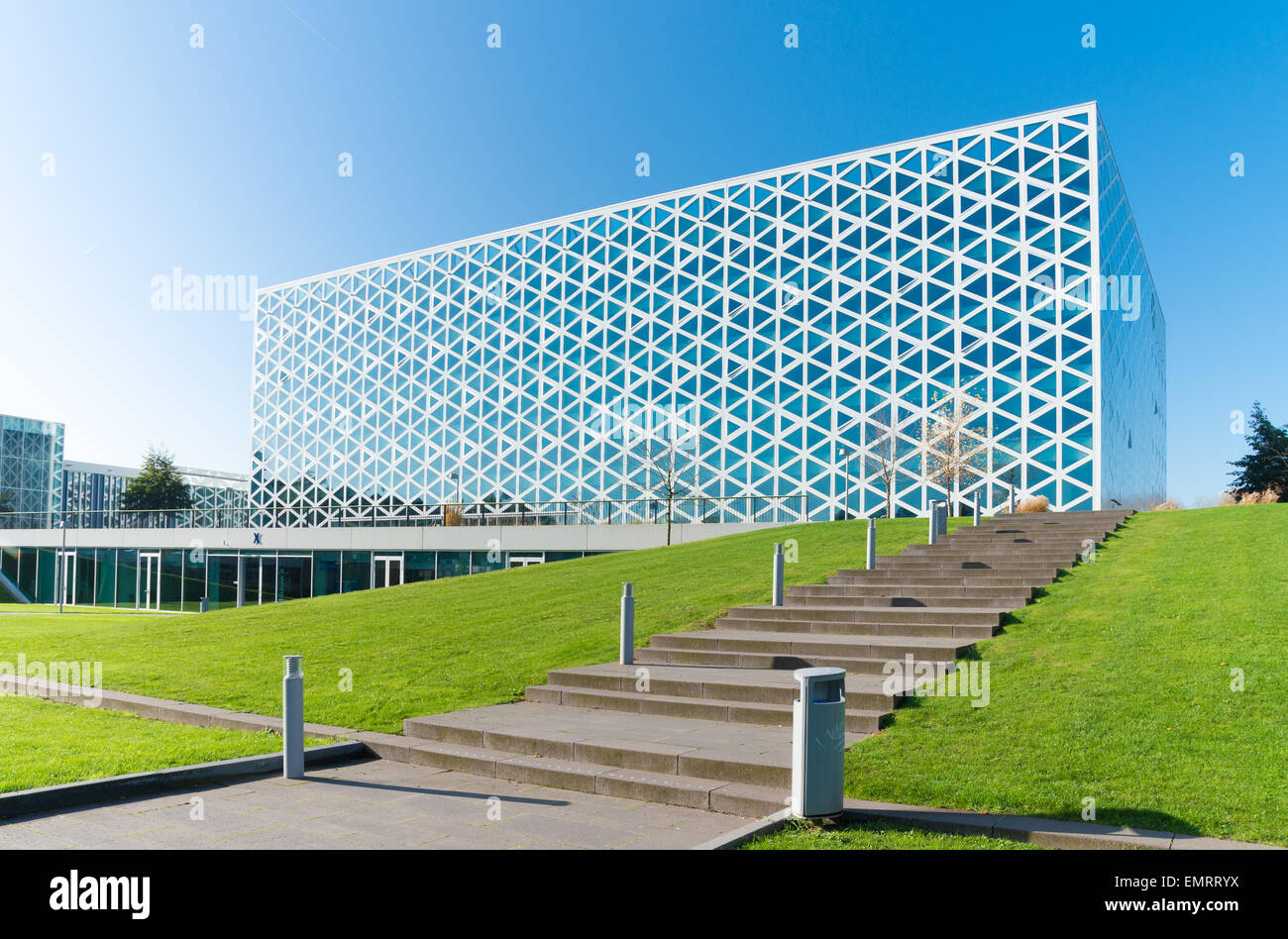 Esterno di un moderno edificio scolastico a Zwolle, Paesi Bassi. Nel 2011, la X-edificio fu scelto come edificio dell'anno nel e Foto Stock