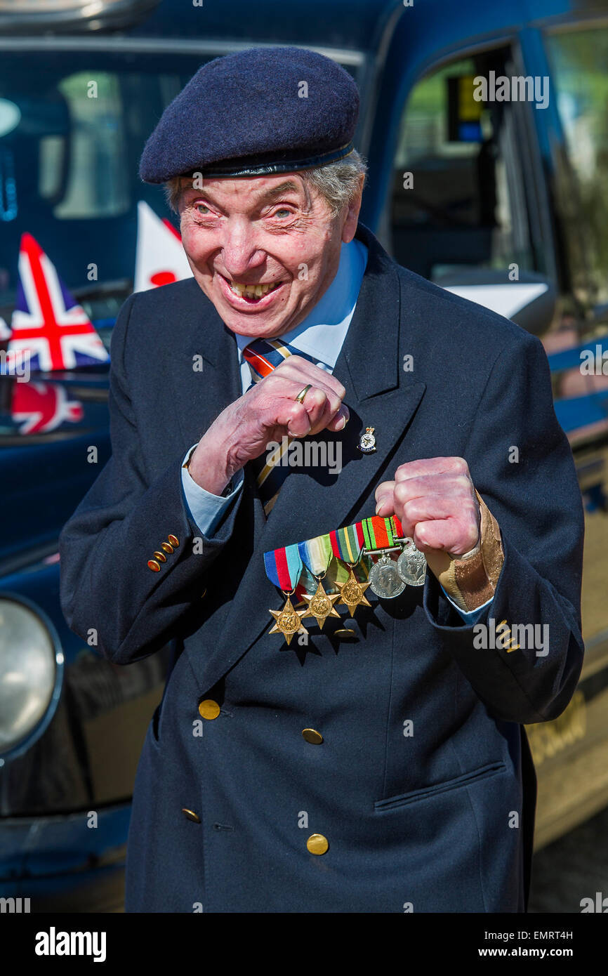 Peter Kent, 90 Royal Navy, mostrare la sua abilità di inscatolamento - Seconda Guerra Mondiale Veterani e servendo guardie sulla sfilata delle Guardie a Cavallo Massa per evidenziare Royal British Legion eventi sulla vittoria in Europa (VE) giorno. La legione è anche annunciando che i veterani e le loro caregivers riceveranno i finanziamenti verso a partecipare alla manifestazione sul weekend del 8-10maggio. I posti saranno disponibili per una serie di manifestazioni commemorative nel corso del fine settimana compresi su VE il giorno stesso, venerdì 8 maggio, quando un servizio di ricordo si terrà presso il Cenotafio, con un cittadino di due minuti Foto Stock