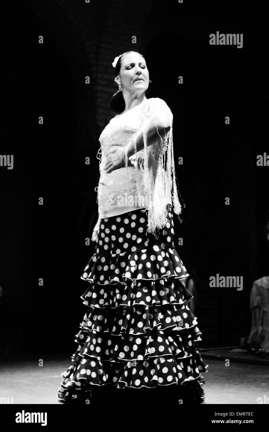 Donna tradizionale spagnolo ballerina di Flamenco Dancing fuori in abito di flamenco con una crema scialle colorato Foto Stock