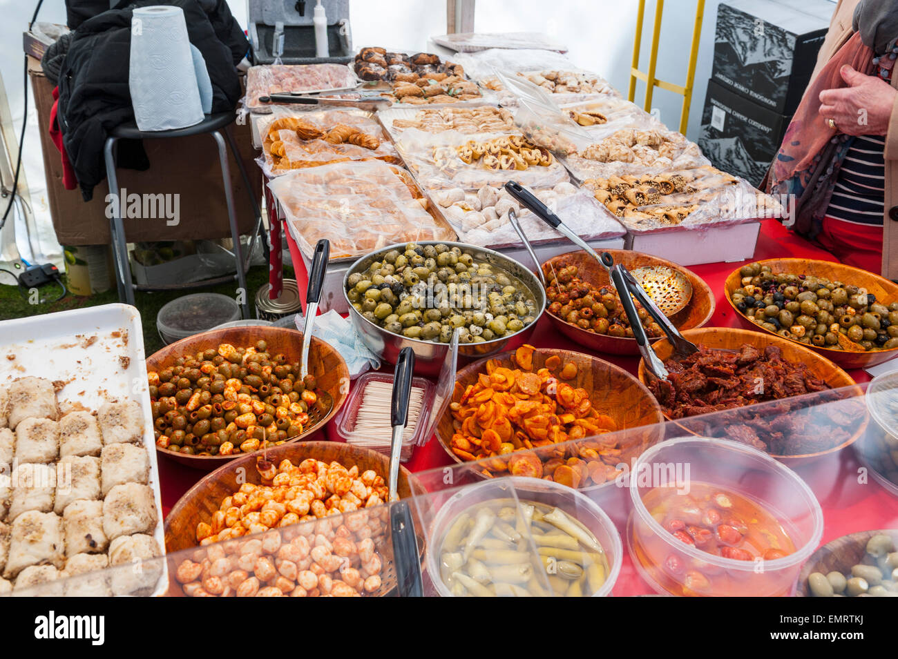 Una bancarella vendendo Delicacys mediterranea a Framlingham Paese mostrano in Framlingham , Suffolk , Inghilterra , Inghilterra , Regno Unito Foto Stock