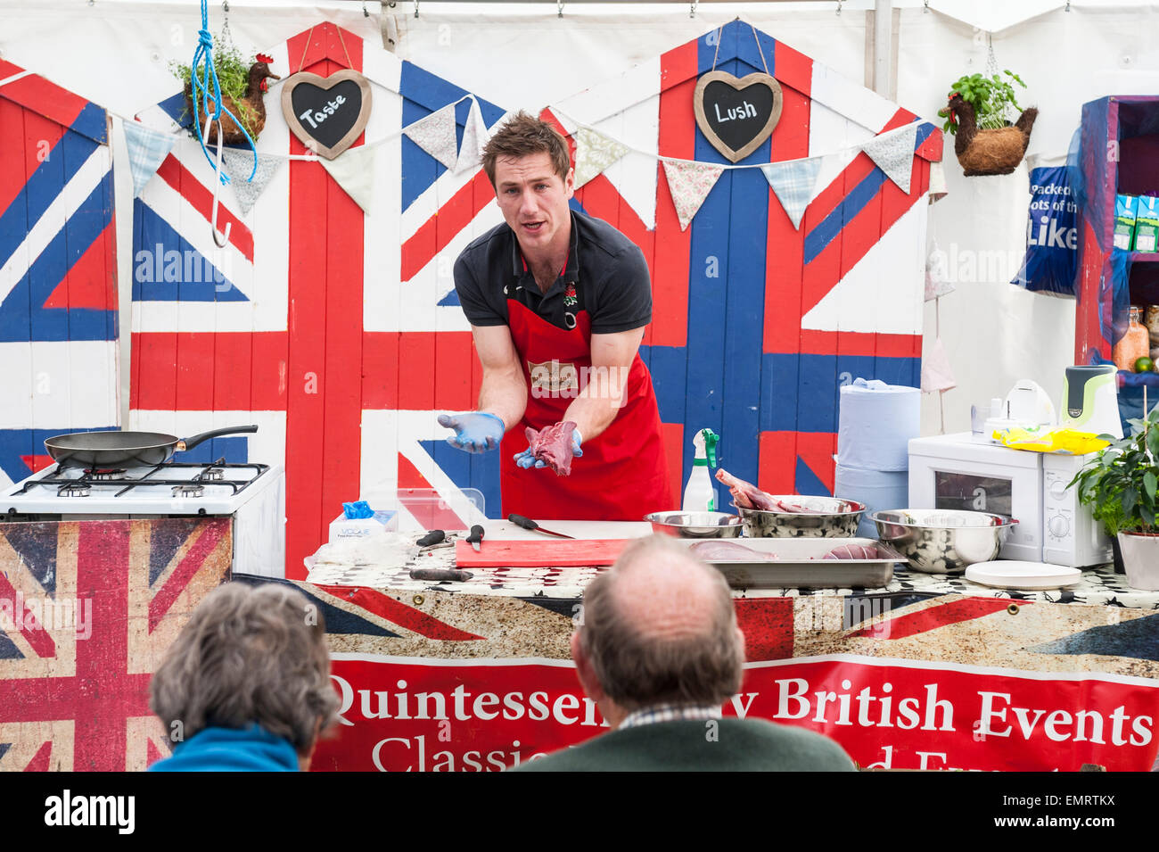 Una dimostrazione con un cuoco a Framlingham Paese mostrano in Framlingham , Suffolk , Inghilterra , Inghilterra , Regno Unito Foto Stock