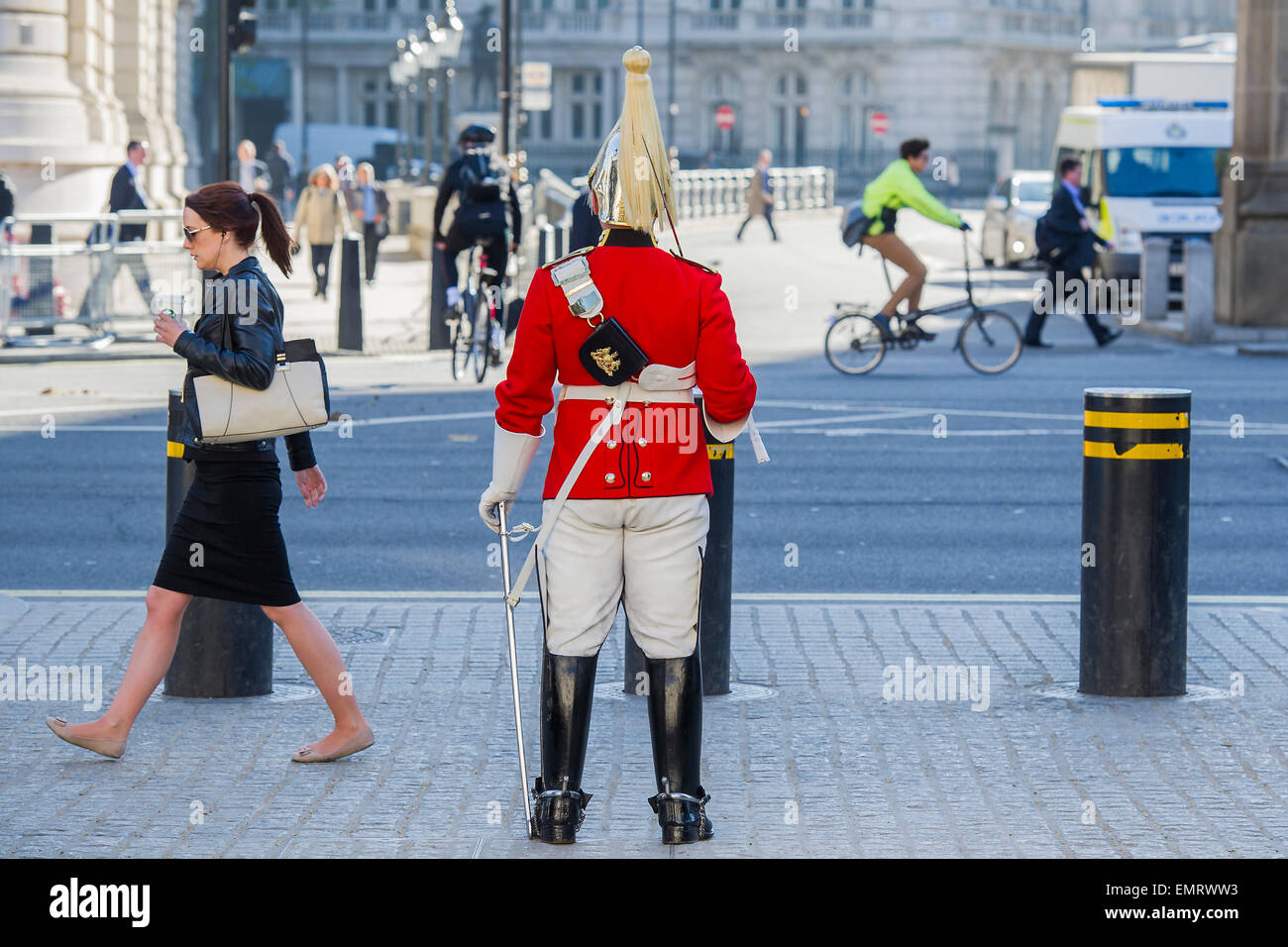 Un trooper, dalla vita delle guardie reggimento di cavalleria, sta di guardia all'entrata Hores la sfilata delle Guardie a Whitehall, Londra, Regno Unito. Foto Stock