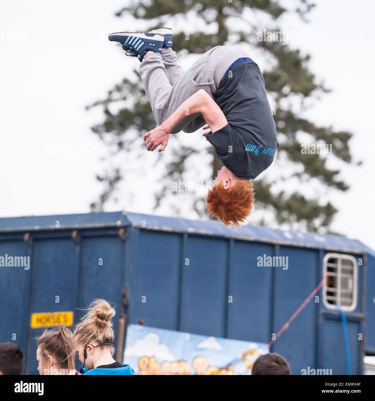 Una guida gratuita dimostrazione di Parkour a Framlingham Paese mostrano in Framlingham , Suffolk , Inghilterra , Inghilterra , Regno Unito Foto Stock