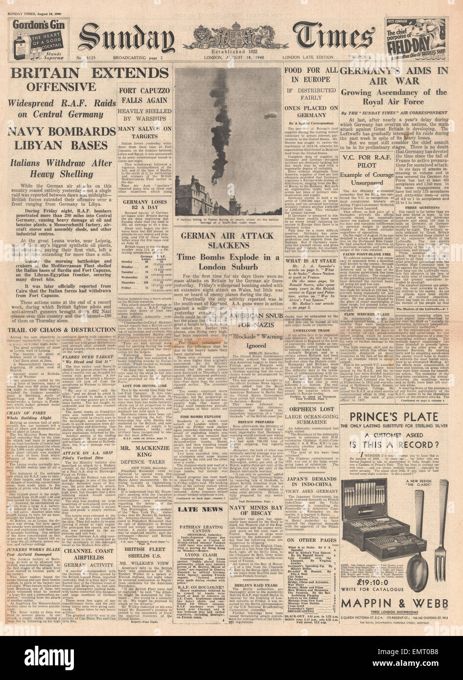 1940 front page Sunday Times RAF incursioni in Germania Royal Navy gusci basi italiane in Libia Foto Stock