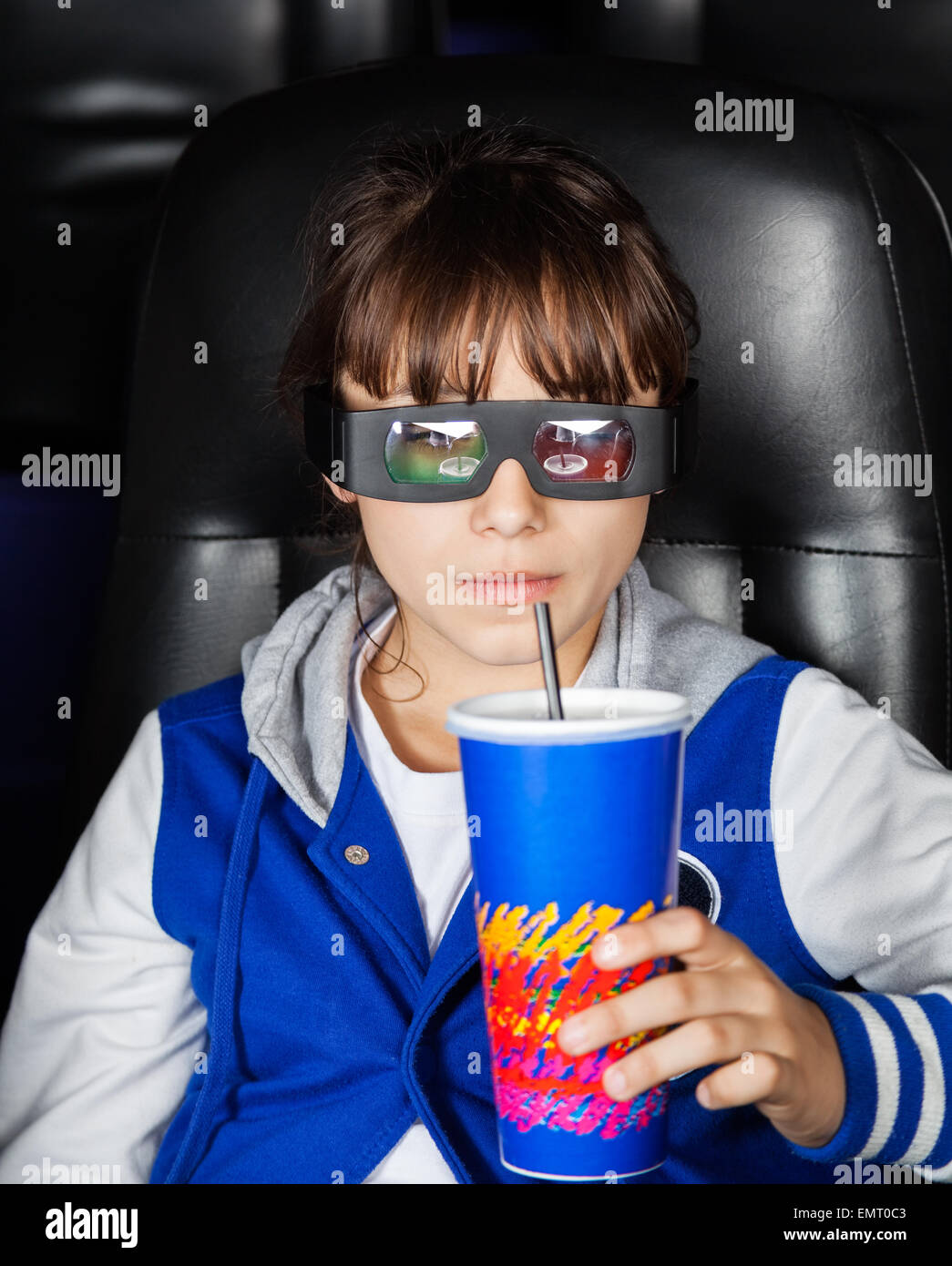 Ragazza con drink in 3d cinema teatro Foto Stock