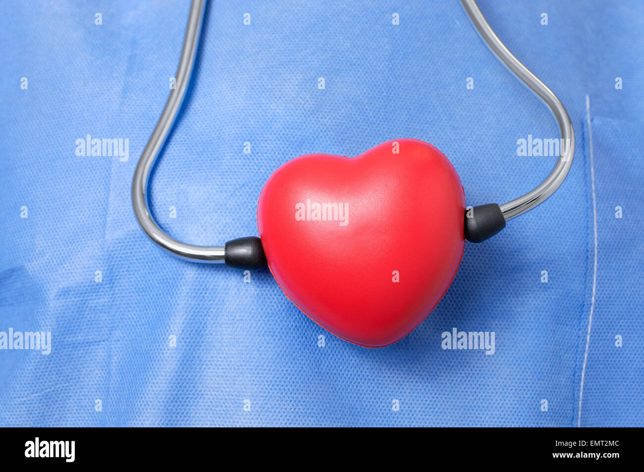 Chirurgo a forma di cuore e uno stetoscopio Foto Stock