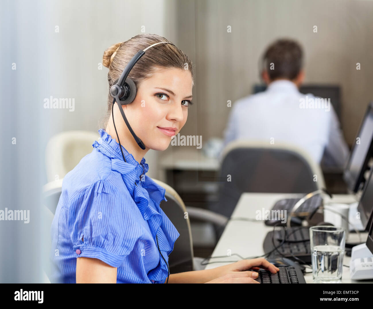 Fiducioso rappresentante del servizio clienti che indossa la cuffia a cal Foto Stock