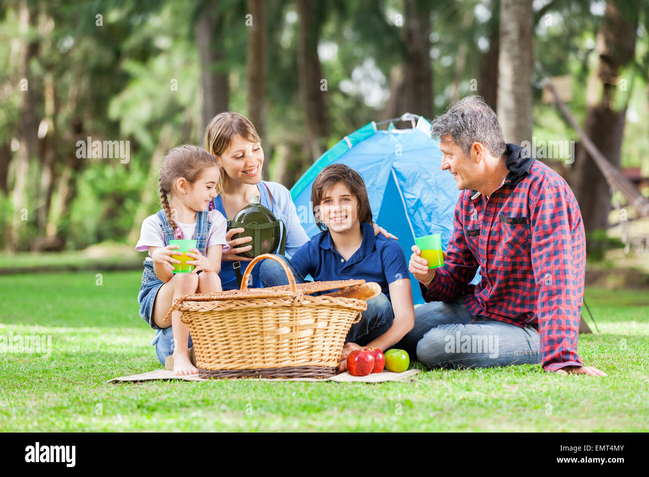 Famiglia godendo picnic al campeggio Foto Stock