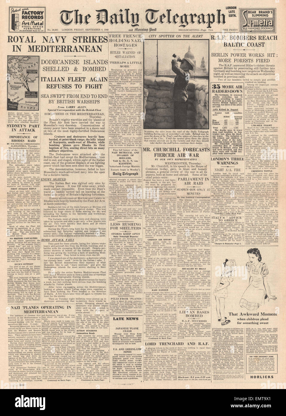 1940 front page Daily Telegraph Royal Navy bombardano basi italiane nel Mediterraneo bomba RAF Costa Baltica Foto Stock