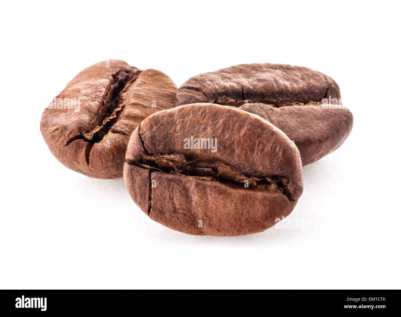 I chicchi di caffè isolato su sfondo bianco Foto Stock