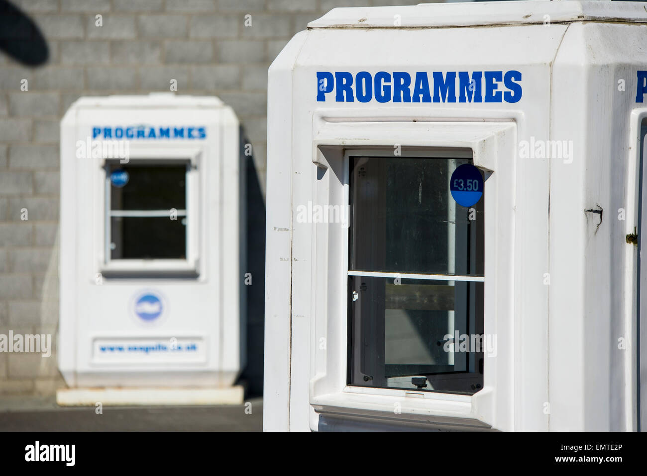 Programma le caselle in squadra di gioco del calcio di Brighton e Hove Albion la American Express stadium di Falmer, Brighton Foto Stock