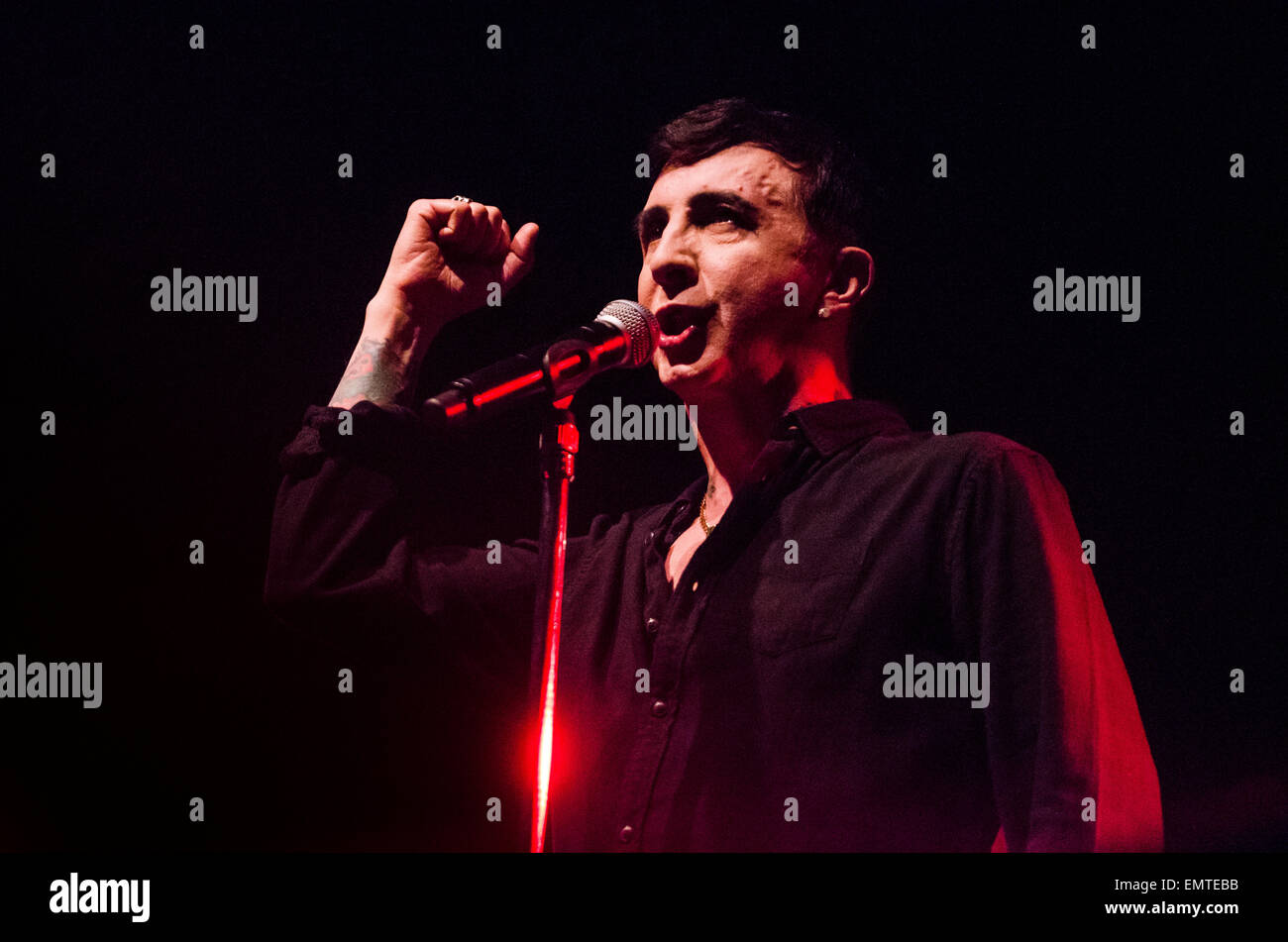 Brighton, Regno Unito. Xxi Aprile, 2015. Marc Almond, inglese cantautore e musicista che ha cominciato perfoming negli anni ottanta con synth duo Soft Cell, esegue a Brighton Dome Concert Hall il suo pieno tour del Regno Unito per contrassegnare il rilascio del suo attesissimo nuovo album, il sentiero di velluto. Credito: Francesca Moore/Brighton fonte/Alamy Live News Foto Stock