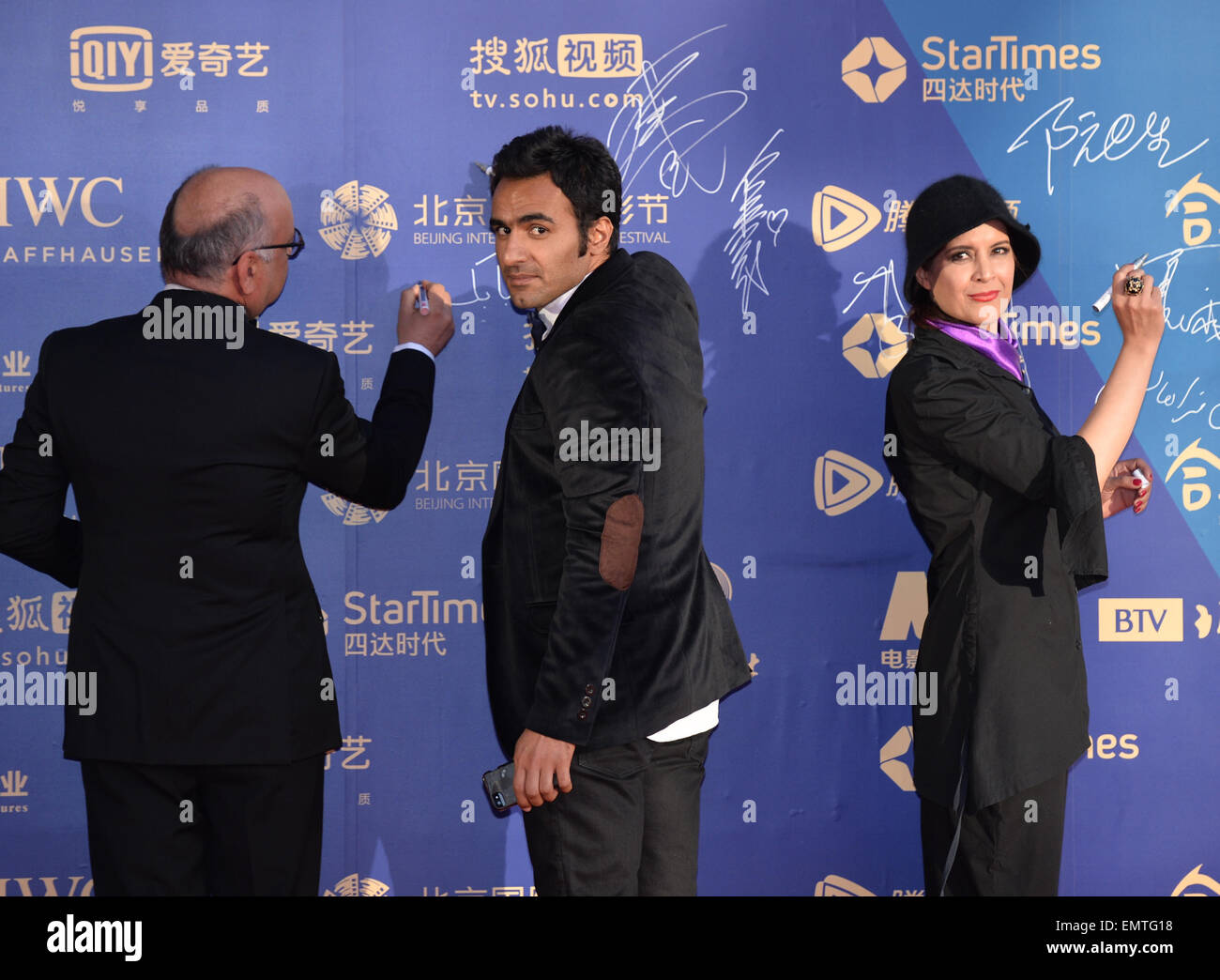 Pechino, Cina. 23 apr, 2015. Attrice iraniana del film 'Impermanente' Nazanin Farahani (R) e direttore di Amir Azizi (C) segno sulla scheda durante la cerimonia di chiusura del quinto Beijing International Film Festival (BJIFF) a Pechino, capitale della Cina, 23 aprile 2015. Il BJIFF qui chiuso il giovedì. © Wang Qingqin/Xinhua/Alamy Live News Foto Stock