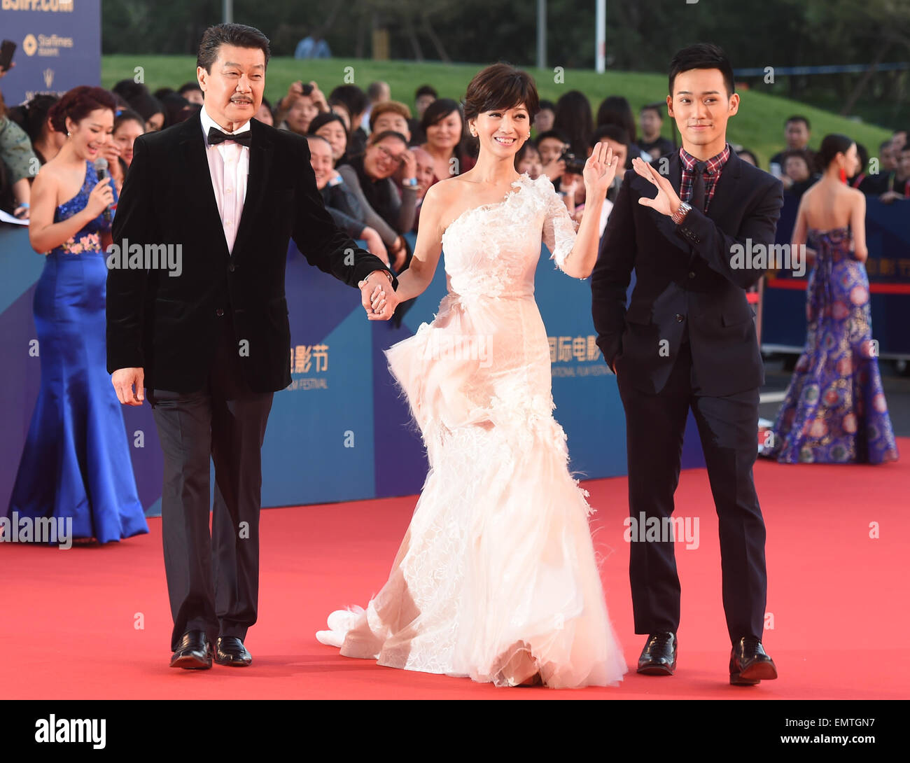 Pechino, Cina. 23 apr, 2015. L'attrice Angie Chiu (C) cammina il tappeto rosso con suo figlio Wesley Wong (R) e il marito Melvin Wong durante la cerimonia di chiusura del quinto Beijing International Film Festival (BJIFF) a Pechino, capitale della Cina, 23 aprile 2015. Il BJIFF qui chiuso il giovedì. Credito: Luo Xiaoguang/Xinhua/Alamy Live News Foto Stock