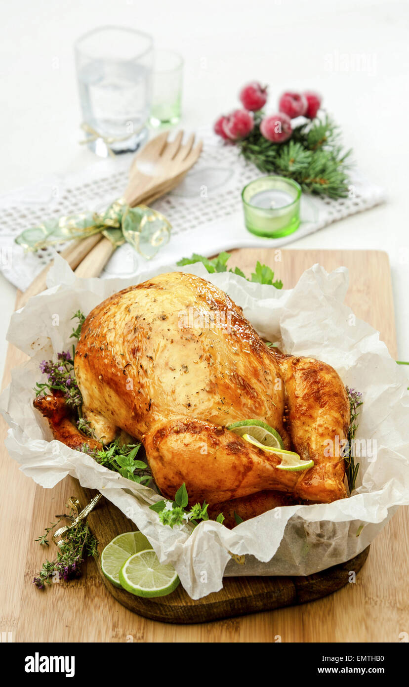 Il pollo al forno con erbe aromatiche Foto Stock